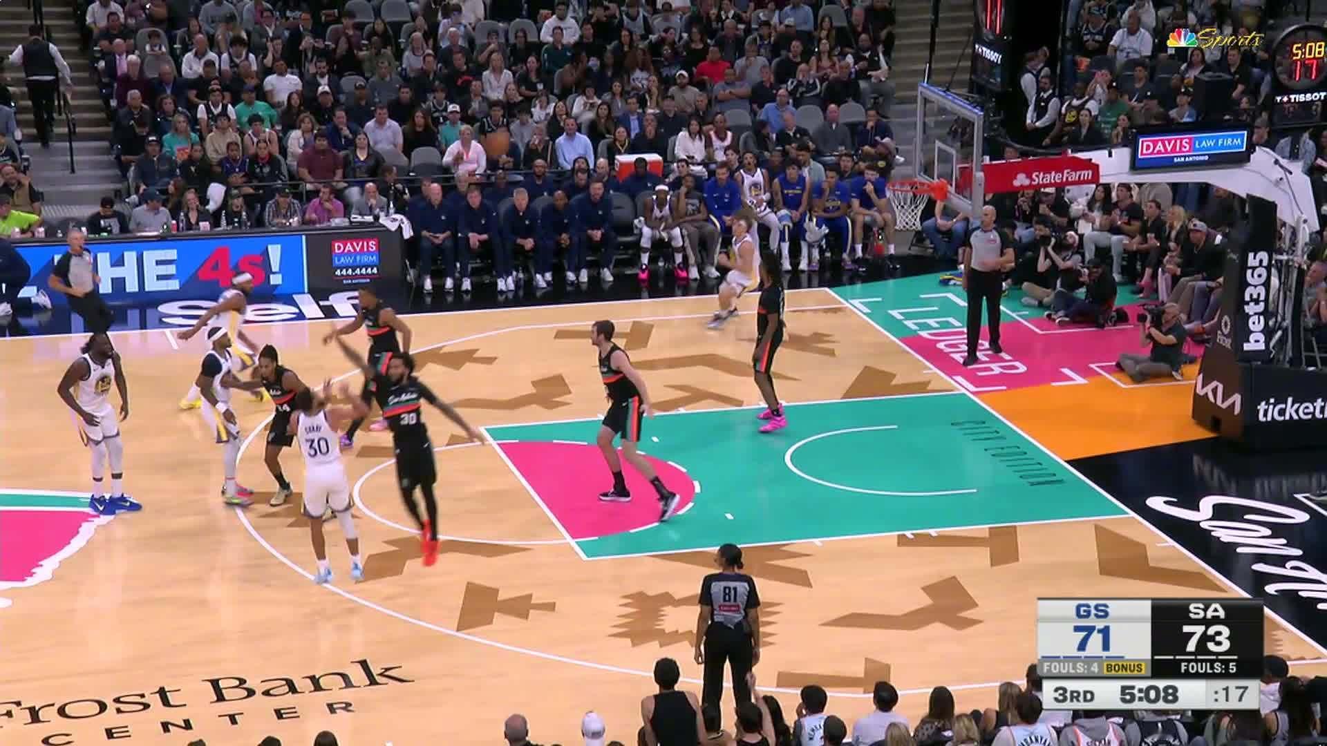 库里三分命中！勇士反超！