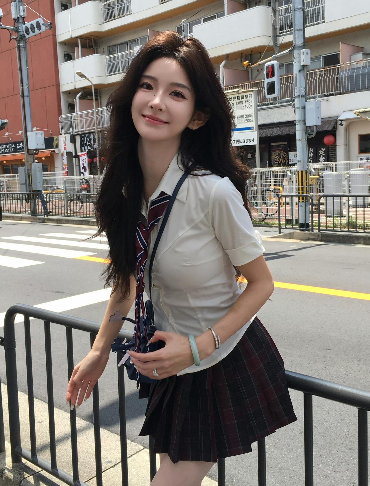 一日JK体验，穿梭街巷车流之间，捕捉松弛又鲜活的片刻，青春从来都自带光亮。 jk