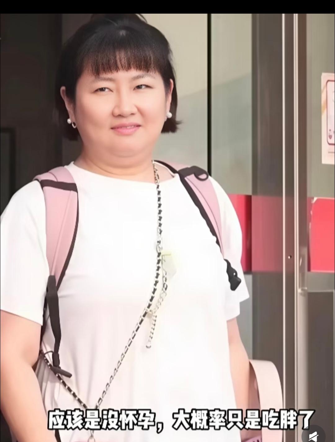 虽然她比之前胖了，但是看着好幸福啊！
而且她胖应该跟她的治疗有关系，受了这么大罪