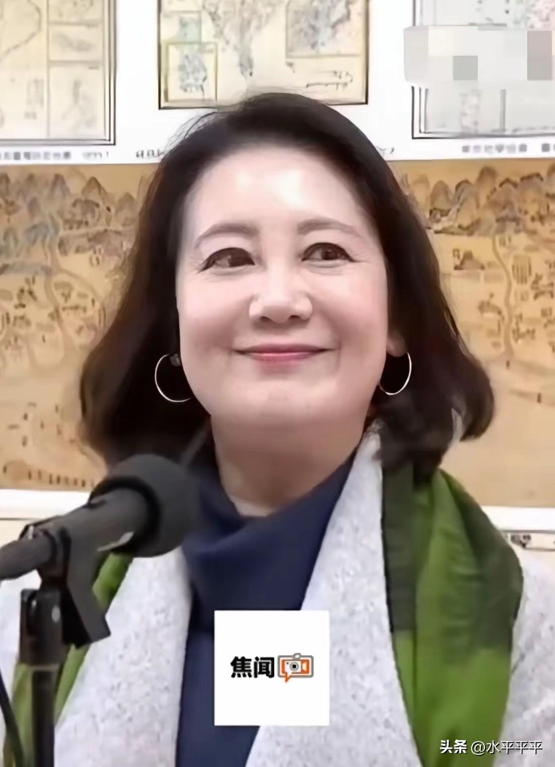 很奇怪又值得深思的现象:
岛上这些绿色“美女”，年纪轻轻就开始涉政，不论是五十多