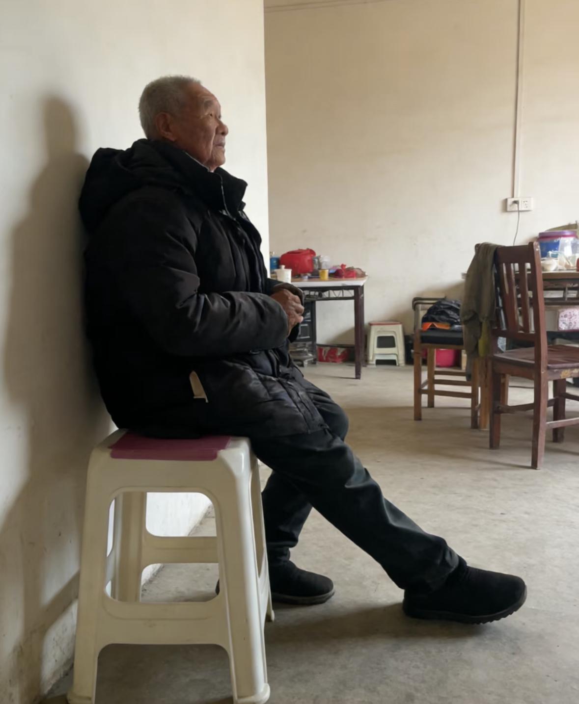 被遗忘困住的外公
外公不是天生沉默，而是被阿尔兹海默症悄悄偷走了语言和记忆。他年