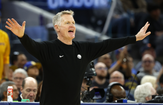 科尔近期在接受采访时谈到了NBA世界对雷霆的态度转变。“作为一名体育迷，如果同一