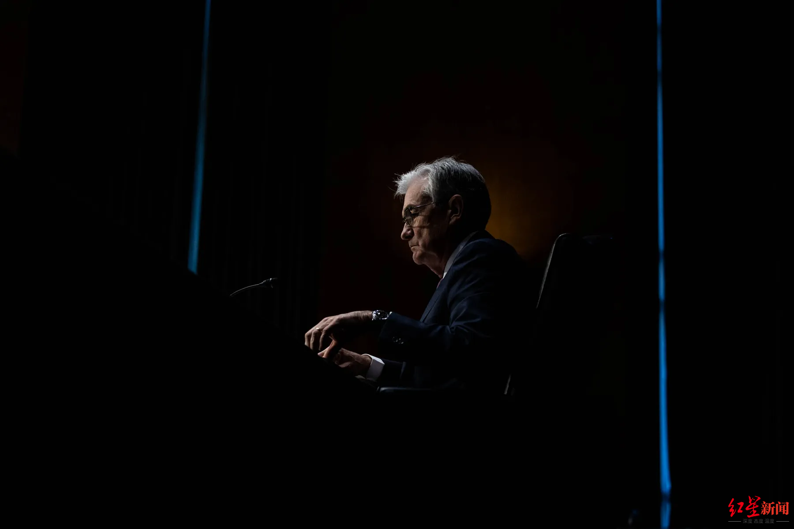 特朗普挑战百年美联储:“打不还手”的鲍威尔反击,三位前主席四位前财长发声谴责