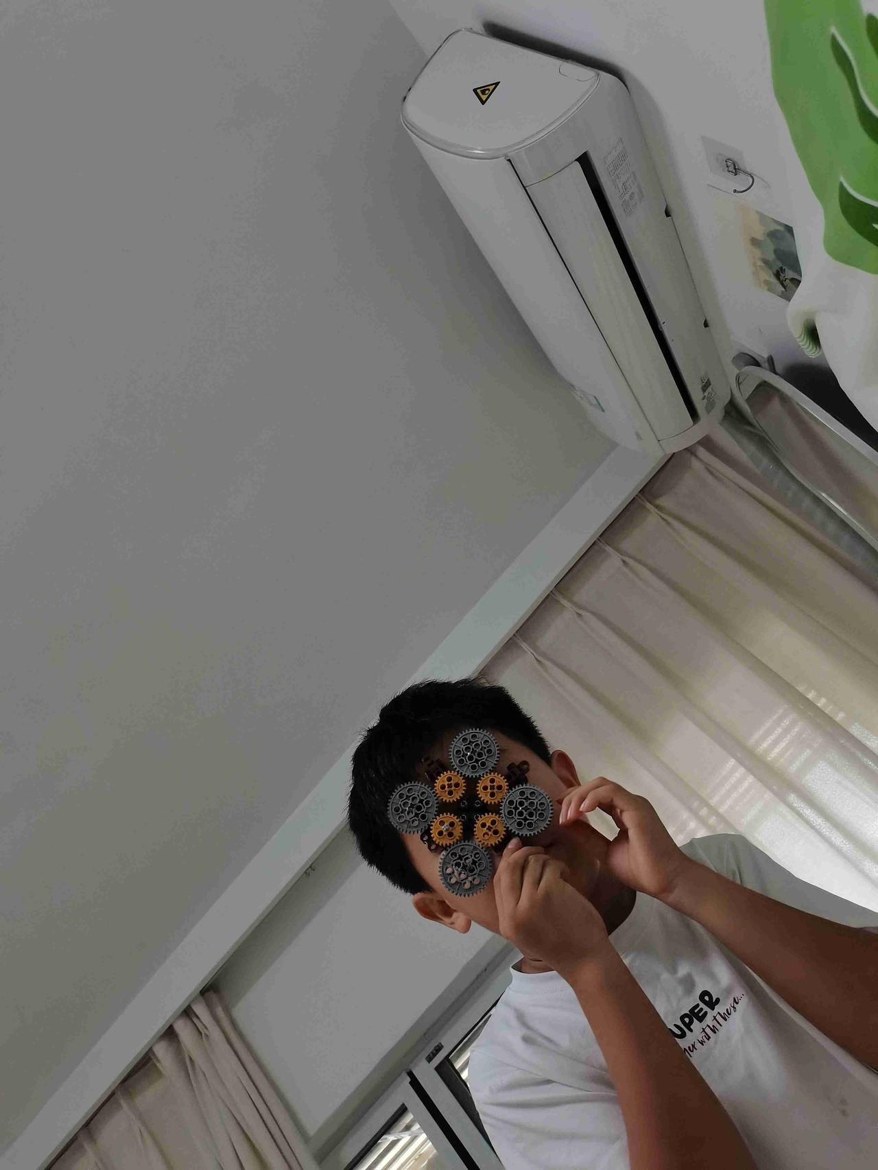 这暑假还没过完，
儿子晚上跟我说，
他寒假还想来我这里。

晚上儿子在书桌上画画