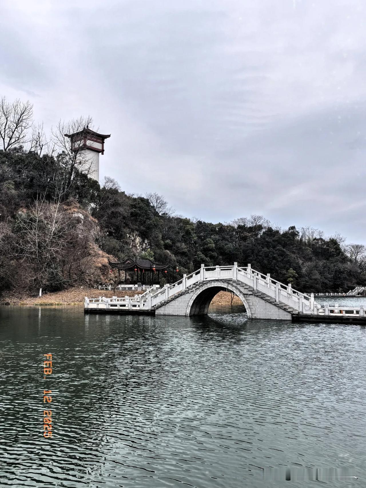 宜兴青龙山公园的山水实景，虽最初确是似人工无心之作，后期也是妙手巧为浑然天成。这