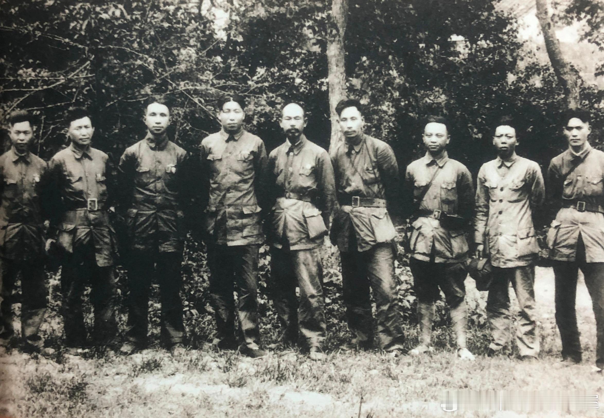 1938年新四军第2支队领导合影，左起政治部主任王集成、司令部作战科科长张开荆、