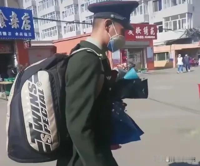 兵哥哥未提前告知归家，姥姥惊喜相见泪如雨这段故事描述的是一名男子在服役两年后复员