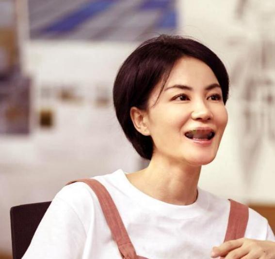 1997年，王菲以6000w的天价，签约百代唱片公司。拿到钱的第一时间，她跑到北