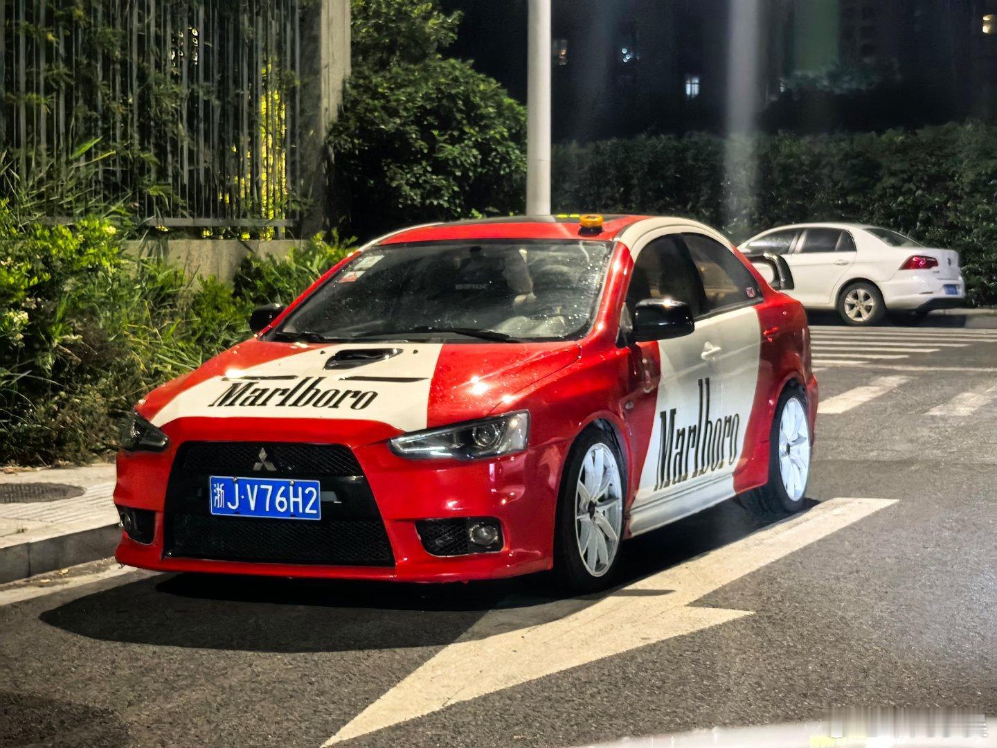 那天晚上看到一台翼神改的挺用心 还是有人喜欢三菱的我如果拍个evo4 evo5 