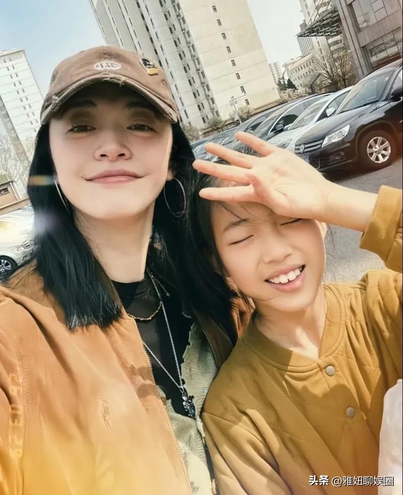 姚晨在个人社交平台晒出和女儿同框照片，时间过得真快，她女儿都9岁了，长得不是很像
