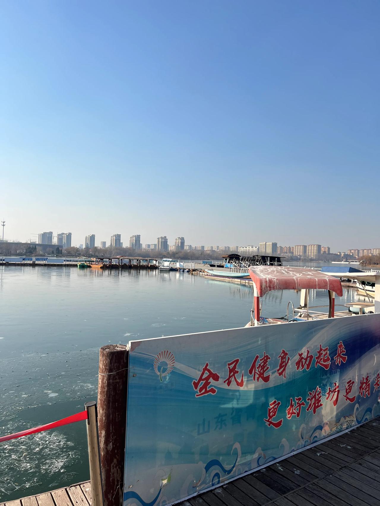 在那片闪耀着璀璨阳光的辽阔沙滩上，一位青春靓丽的美女如同欢快的精灵翩然降临。她那