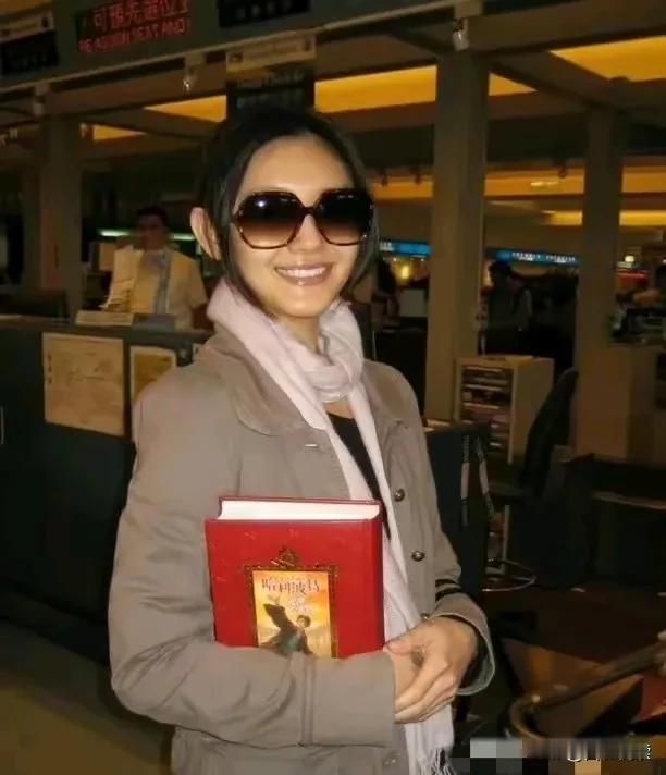 大S
③个出路

①
与现任老公立马离婚
立马出来拍戏接代言
挣钱养俩孩子还房贷