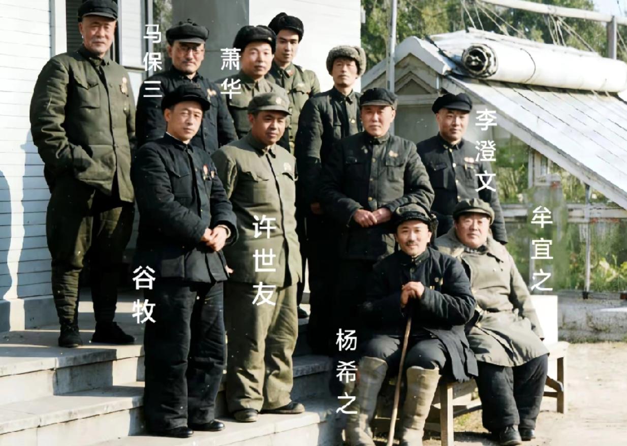 当年，南京军区司令员许世友与萧华将军以及众人的一张留影。


京西宾馆那一回，许