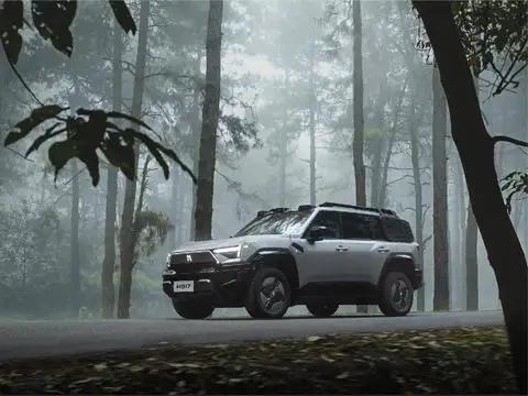 华为乾崑合作了这么多车企，能够在渠道上首先选择猛士是有理由的。

首先华为乾崑联