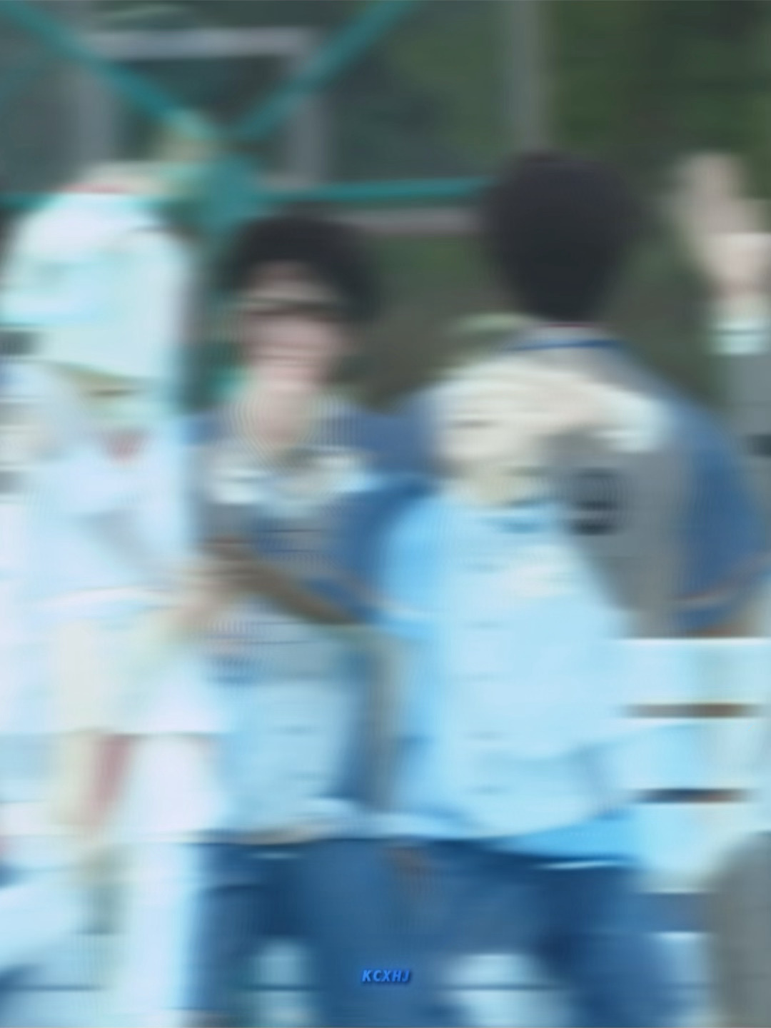 依旧是笑着看向你 