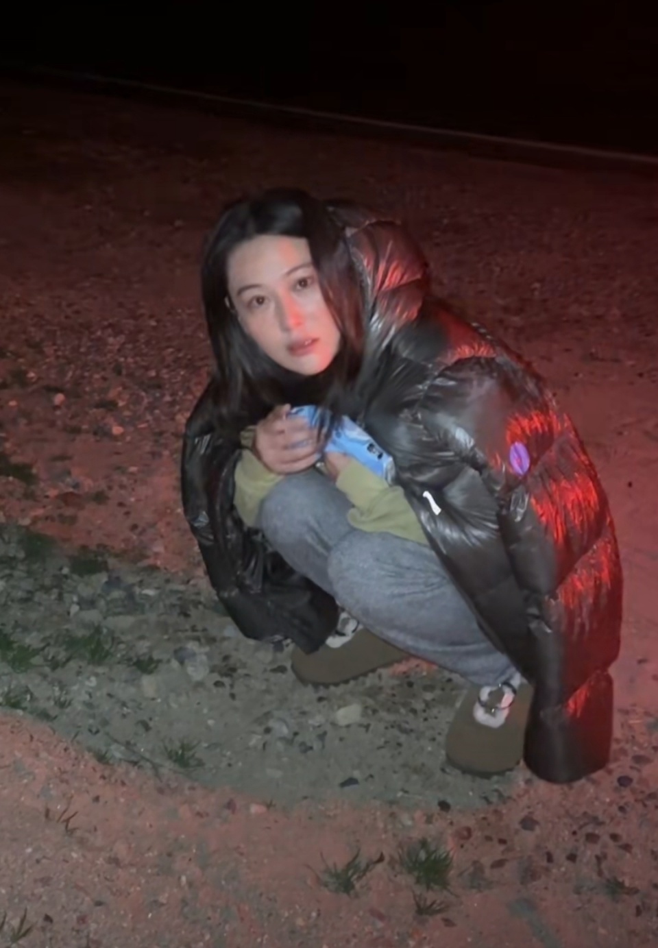 今天是中秋节，演员张馨予在西藏海拔4900米处跳篝火舞庆祝。尽管她发文表示自己已