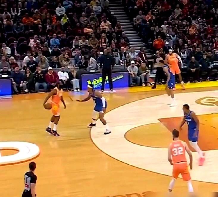 骑士这笔交易真做对了！

米切尔带伤轰下42分，哈登也轻松拿下26分7助攻，俩人