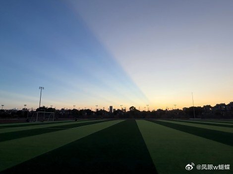 最近下班时见过这样的景象吗？落日天际晕染出粉蓝相间的渐变天幕，还有数道斜长的白色