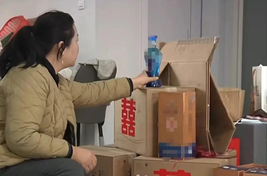 女子为儿子订婚花7150元买酒全是假货，“喝完第二天去打了吊瓶”，

女子为儿子