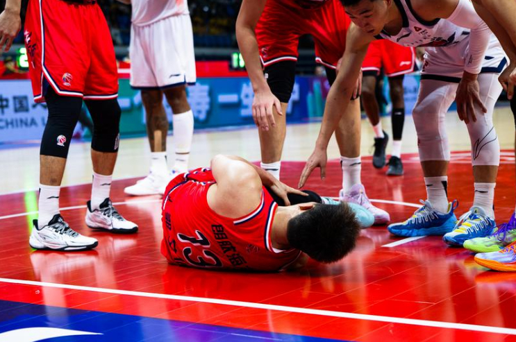 #郭艾伦康复周期或长达一年#【CBA | 广州龙狮发布郭艾伦伤情报告：提供最好的