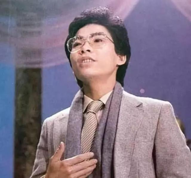 1984年，歌手张明敏得知我国举办亚运会的经费，还差了6亿的缺口时。毅然决然的卖