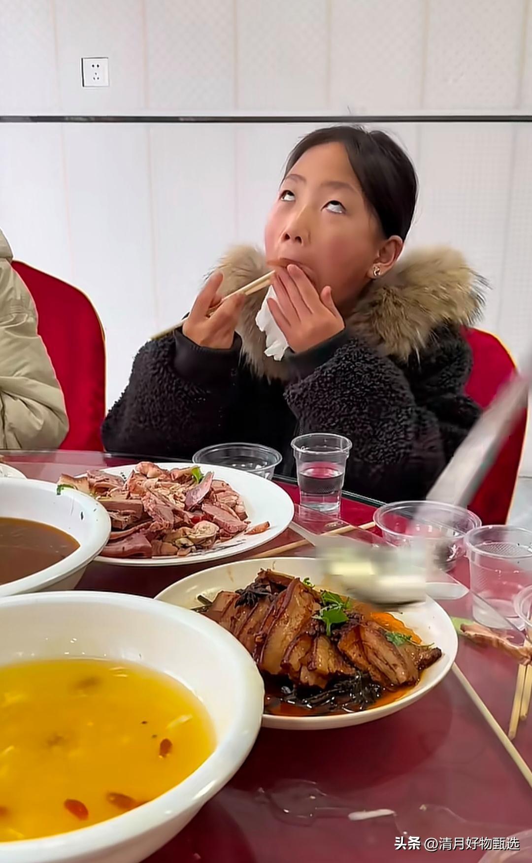 “这真是玩手机玩的”，8岁女孩吃饭姿势怪异，网友都看不下去了。

一段短视频在网