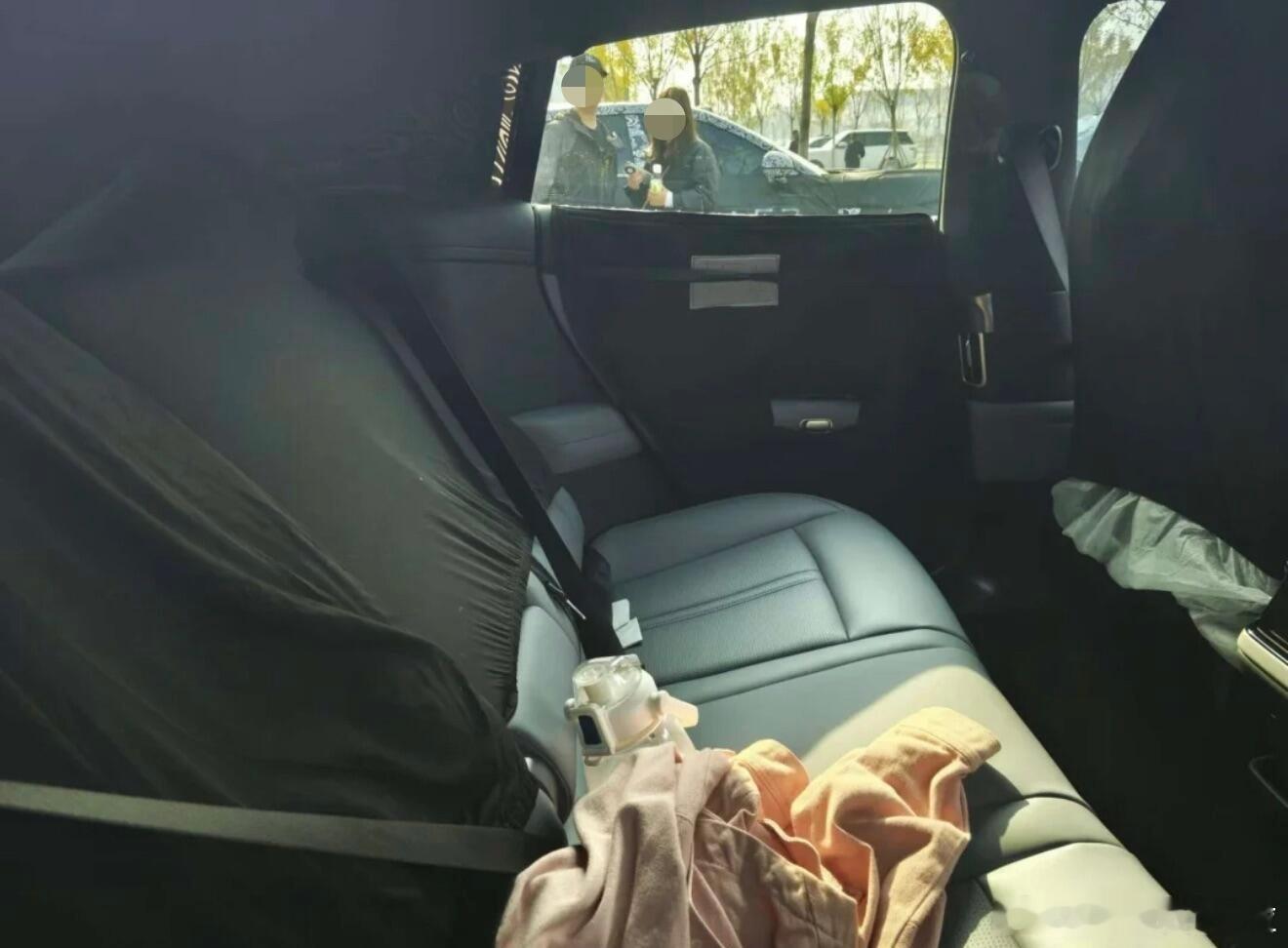 群里爆料说这是小米 SUV 的内饰谍照，虽然大面积覆盖，但也能看出来一点点东西。