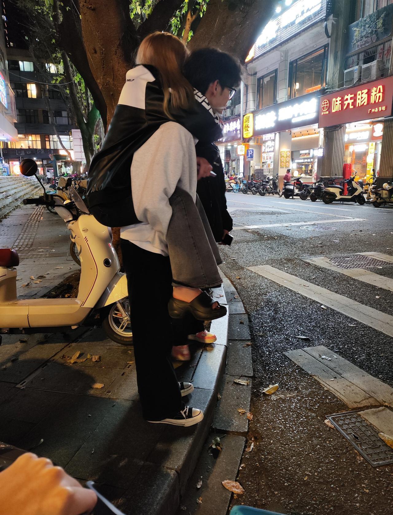 破防了家人们[懵逼]
📍广州 
某一个春天开开心心地骑车在广州江边骑行遇到这样