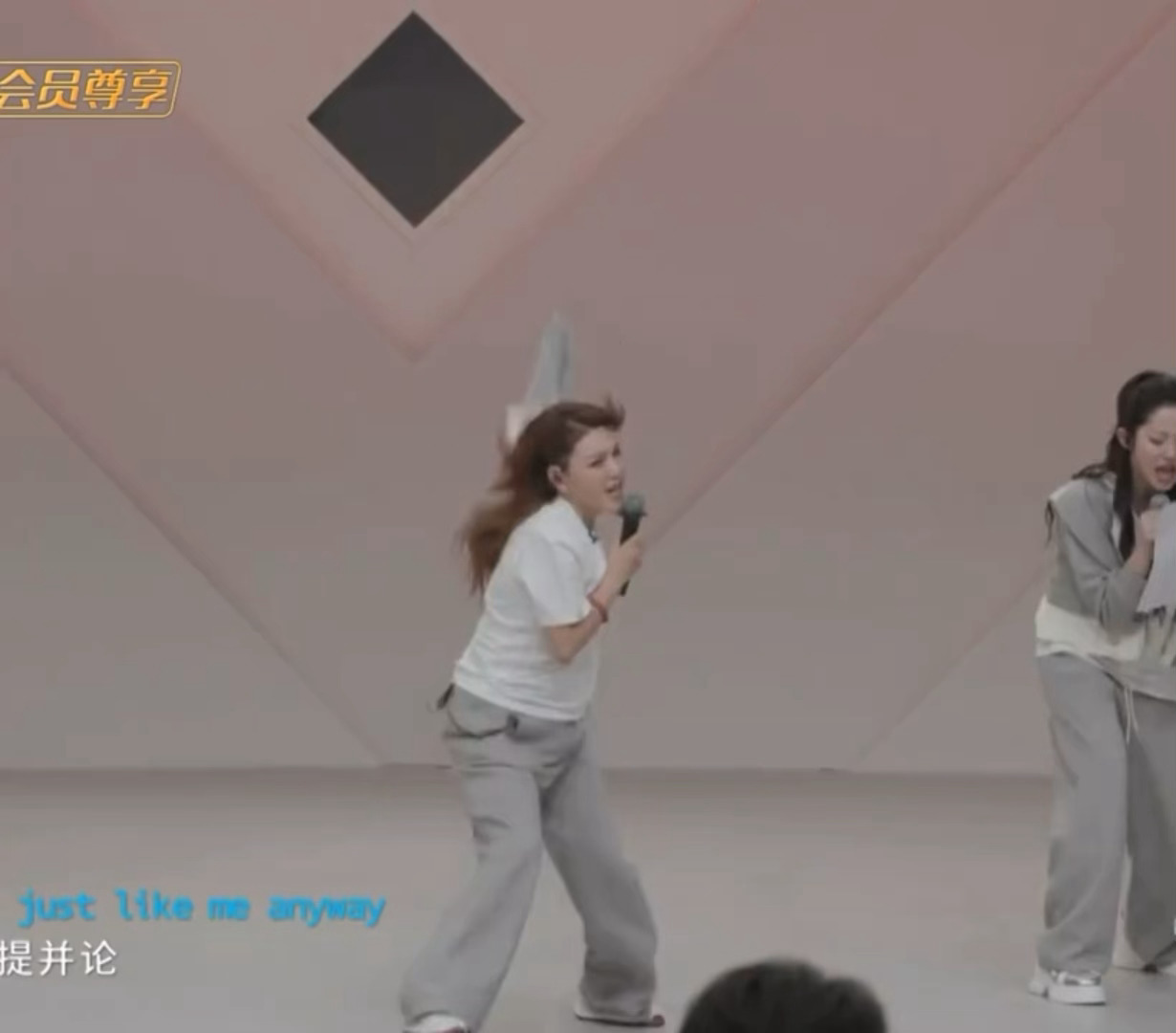 浪姐一公小考乌兰图雅这几下甩头气血好足，小涂鸦已经沉浸在自己的艺术中不可自拔了