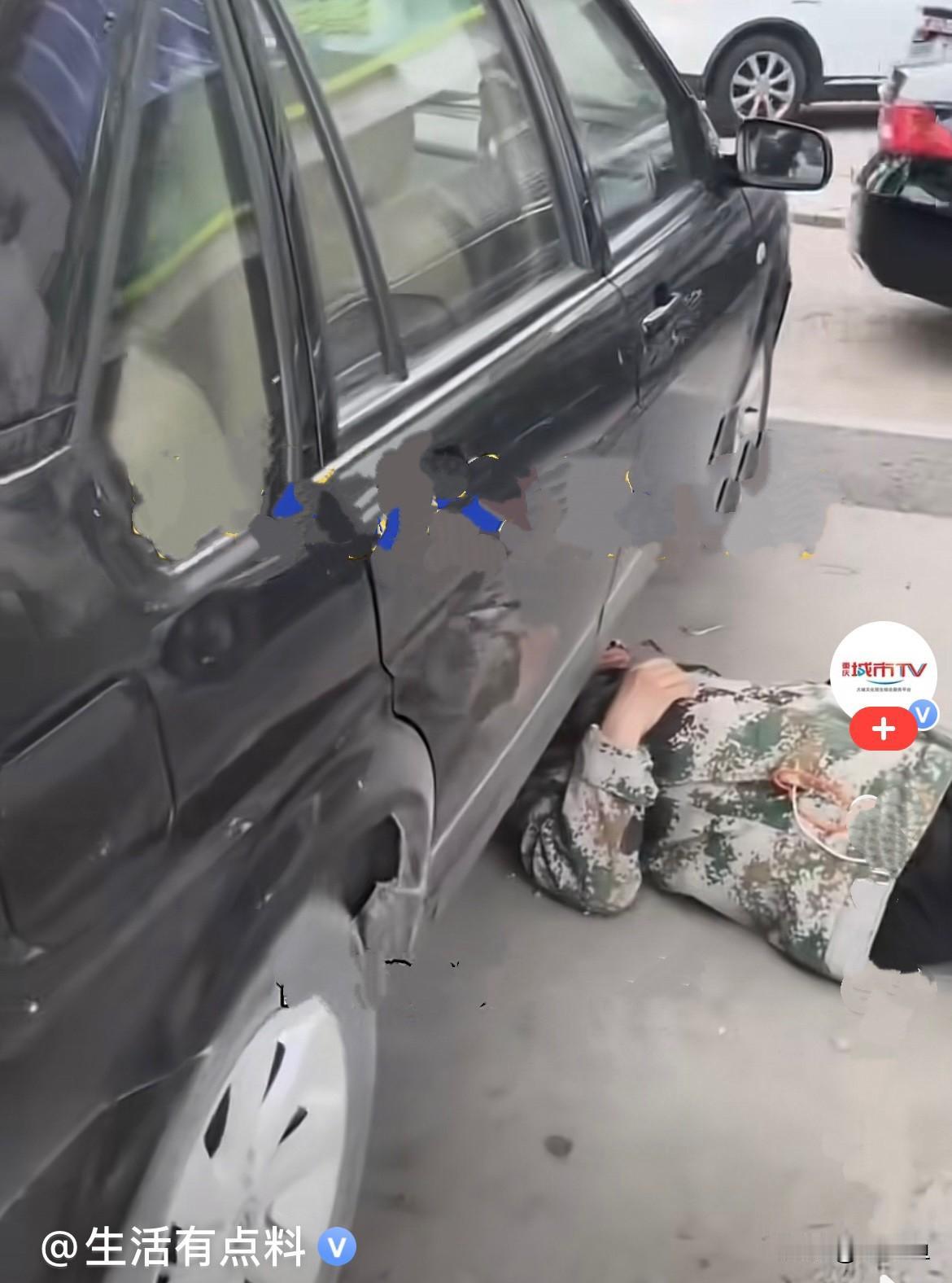 开车的都来看啊，大爷竟把头伸车底睡觉……
        近日，河北街头出现奇葩