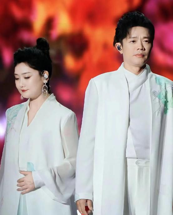 没人发现凤凰传奇是被资本做局了吗？
凤凰传奇已连续取消3站演唱会了，这把真的是赔