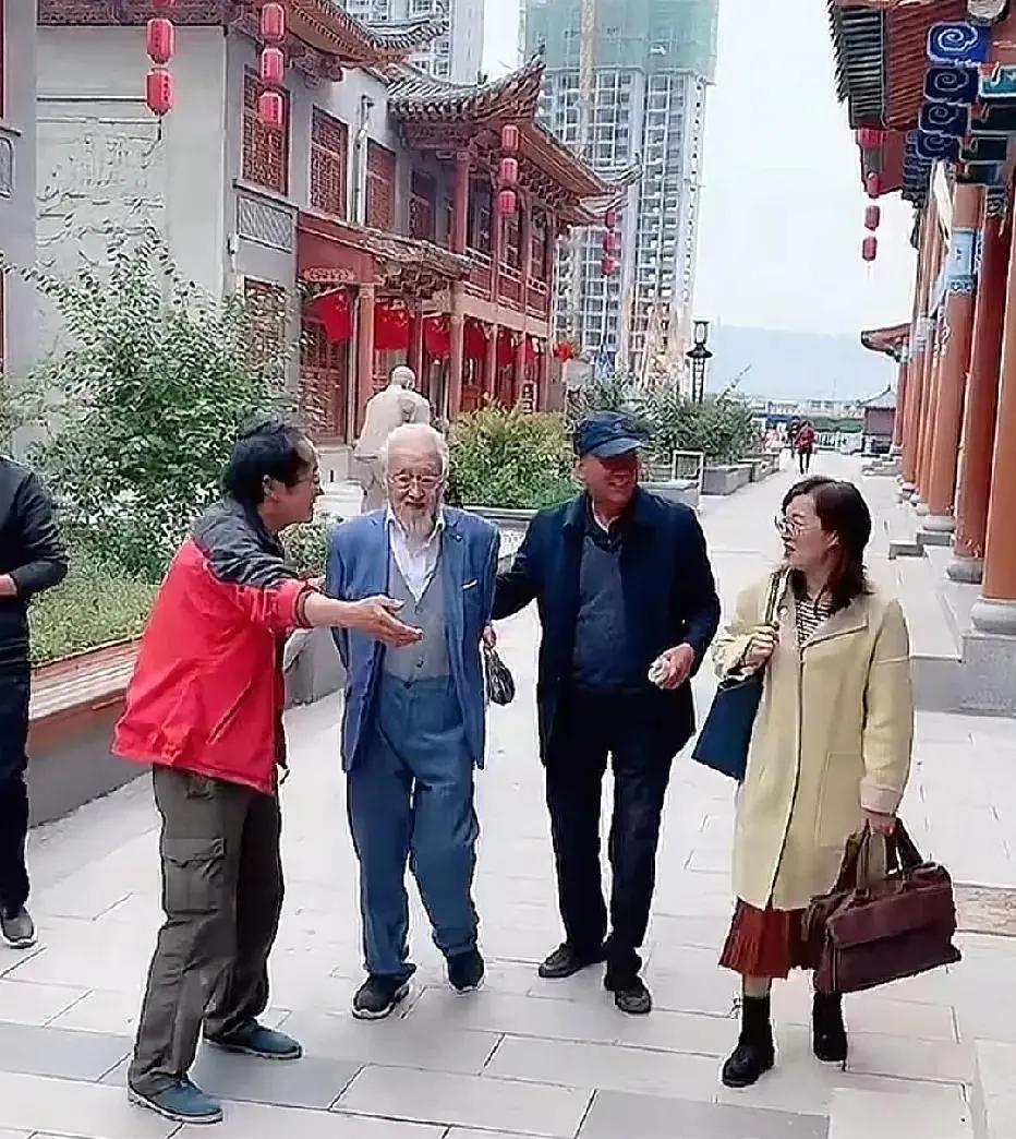 张三水，国家一级画师，他还有个更硬核的身份，张大千的第四个儿子。至于真实性如何，