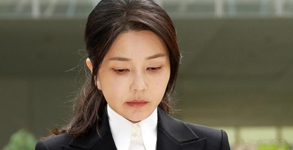 【金建希受贿到“卖官鬻爵”程度，孙玉良：“青瓦台魔咒”再次发威】首尔的冬天很冷，