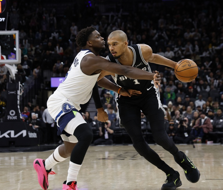 #爱德华兹说要隔扣文班# 总有一天！今天马刺126-123险胜森林狼。文班本场得