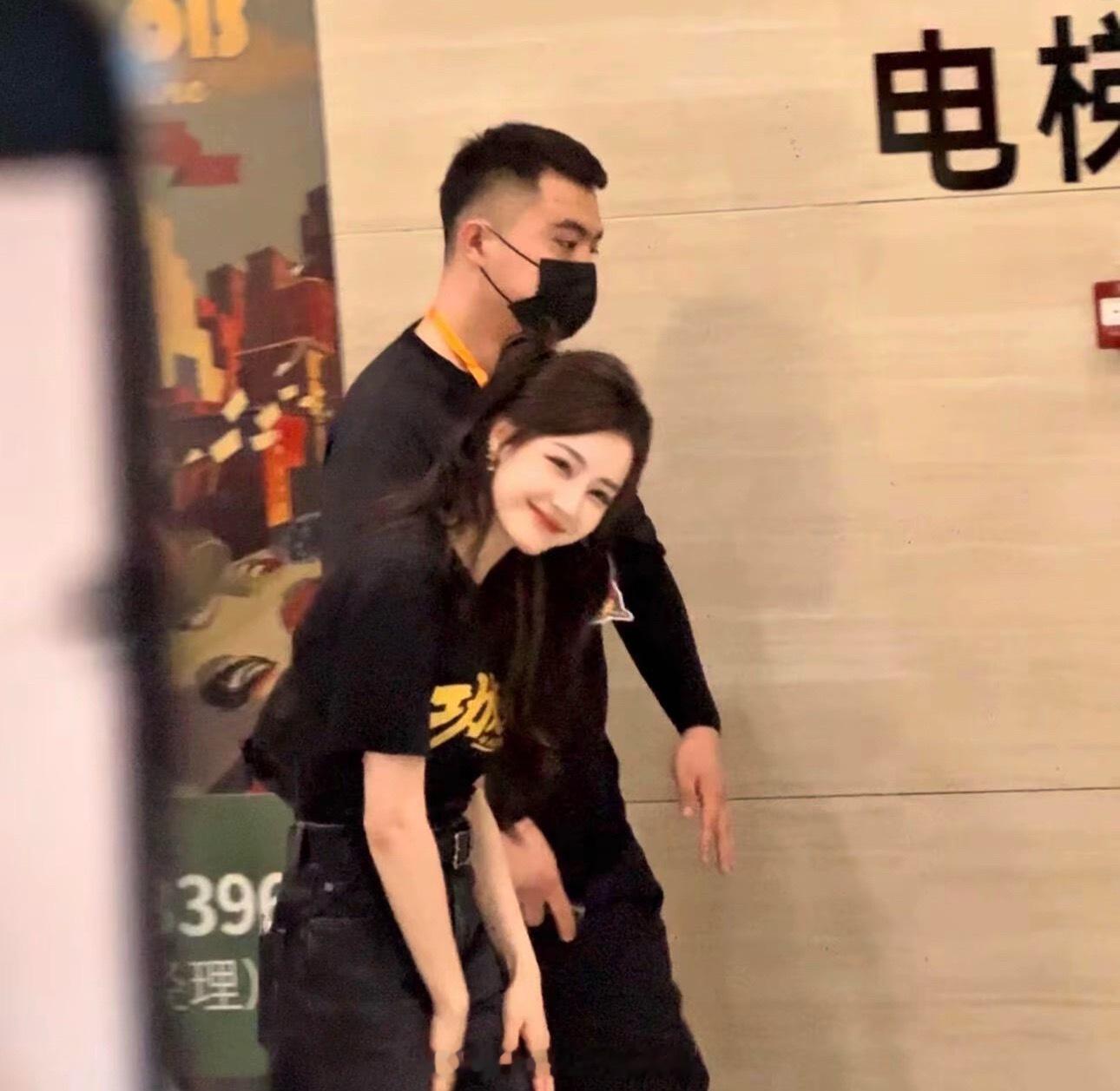 迪丽热巴晒和张小斐合照都来看《功夫女足》 