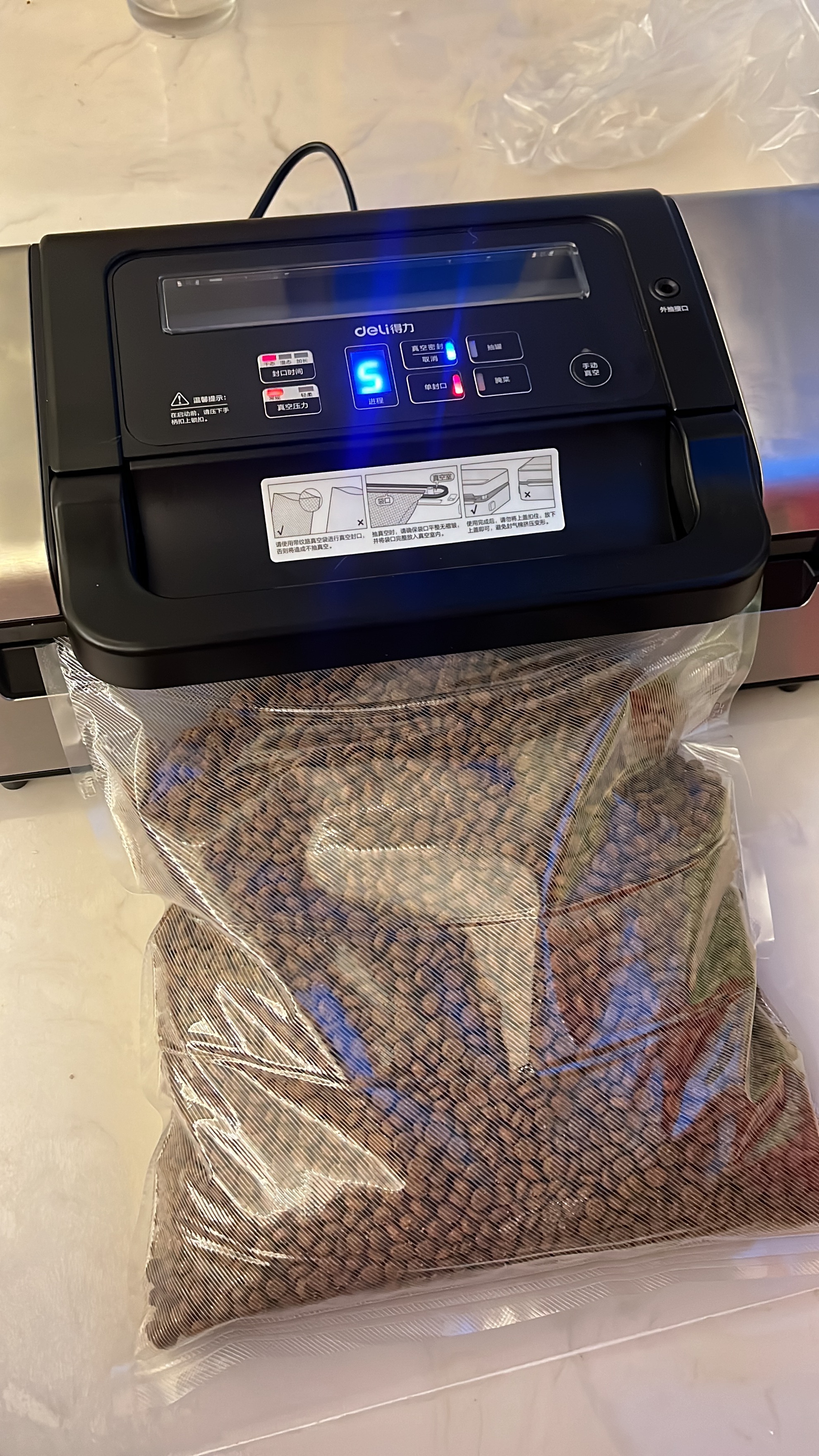 等真空封口机的广，苦苦等不到（我的小猫咪是真的很需要！）。然后，我爸自己买了一个
