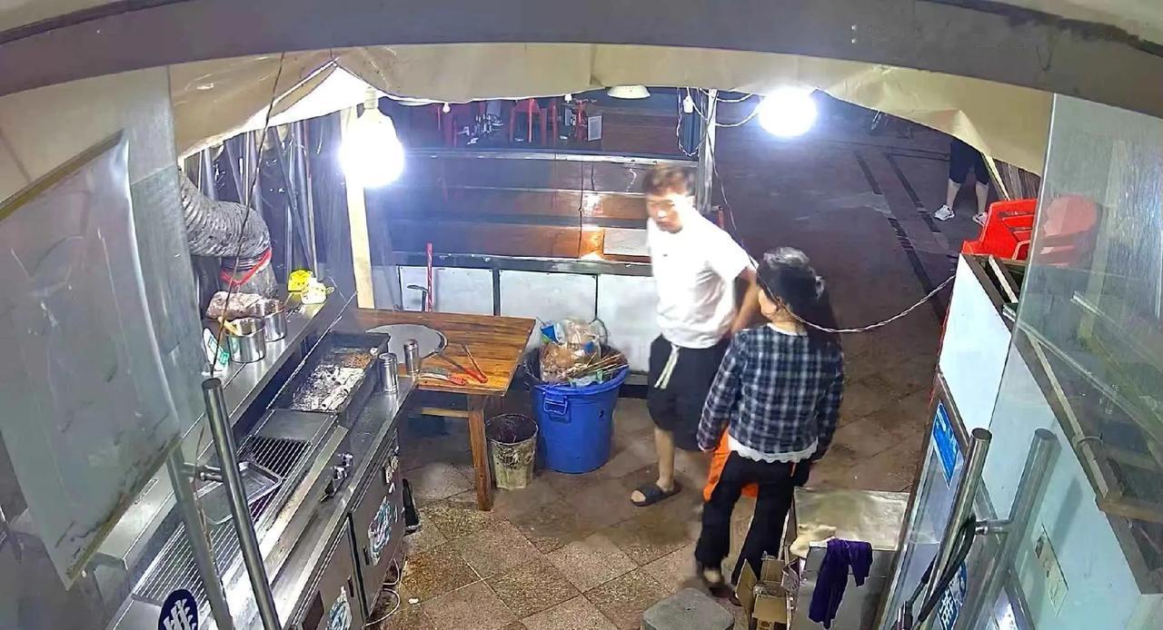 ⚠️寻人避雷｜凌晨监控实拍逃单男子熬夜摆摊挣的都是辛苦钱，诚信为本，望本人主动结