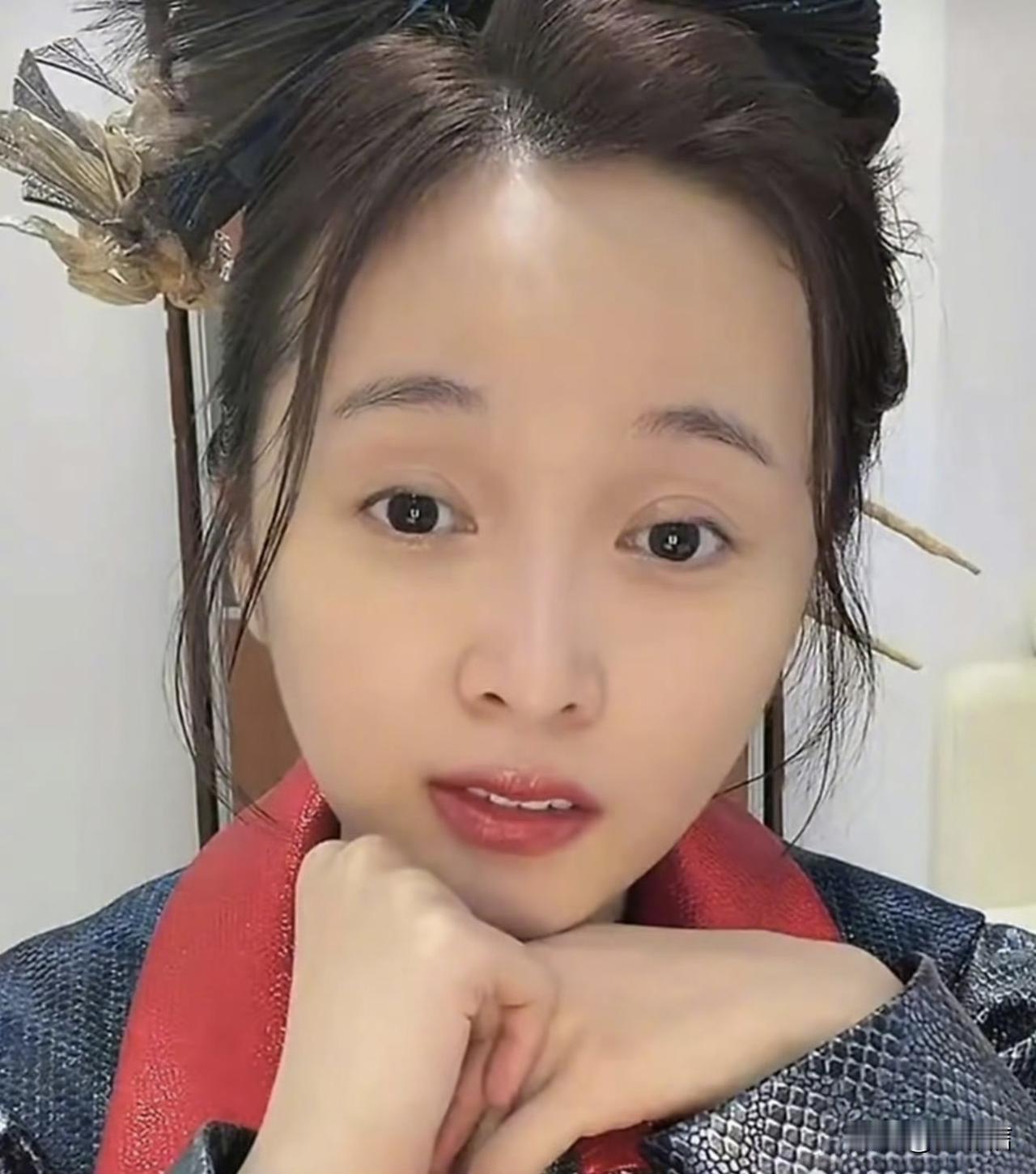 好家伙，这居然是吴宣仪，她是受到什么打击了吗？形象未免太放飞自我，差点没敢认……