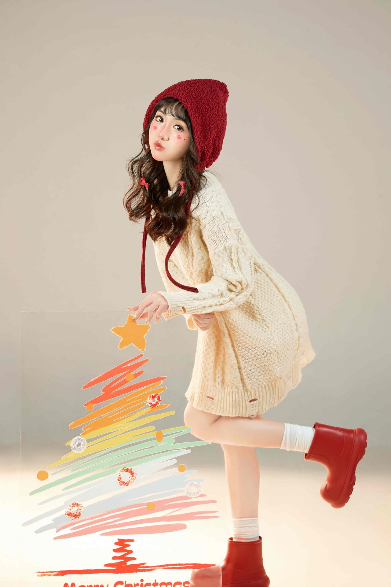 白色毛衣软糯如雪，红色绒帽像一颗跳动的小心脏。🎄❤️ 这组圣诞风写真，把温暖和