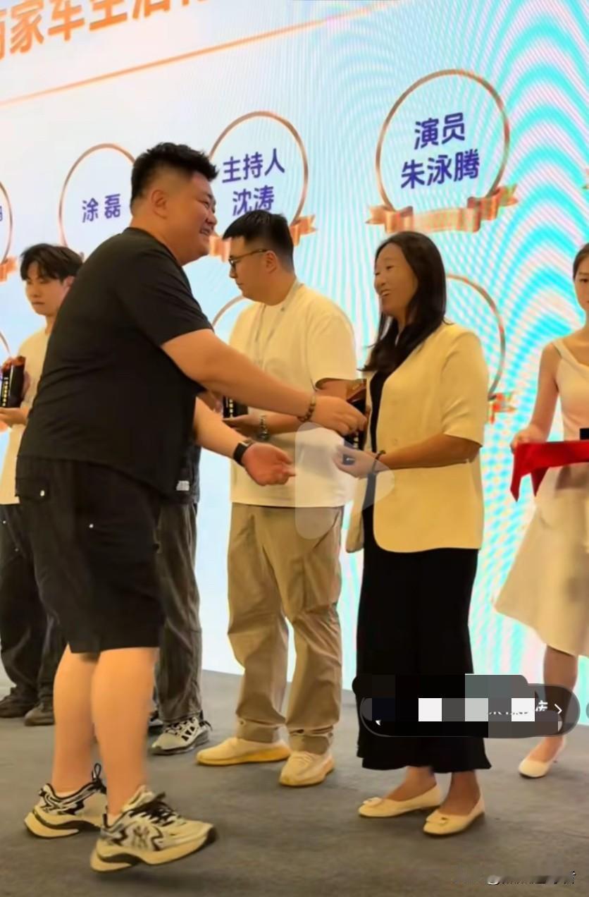 今天上午，谢浩男妈妈许健华更新了视频。视频里，她带着谢浩男的大妹，和战友海军一道