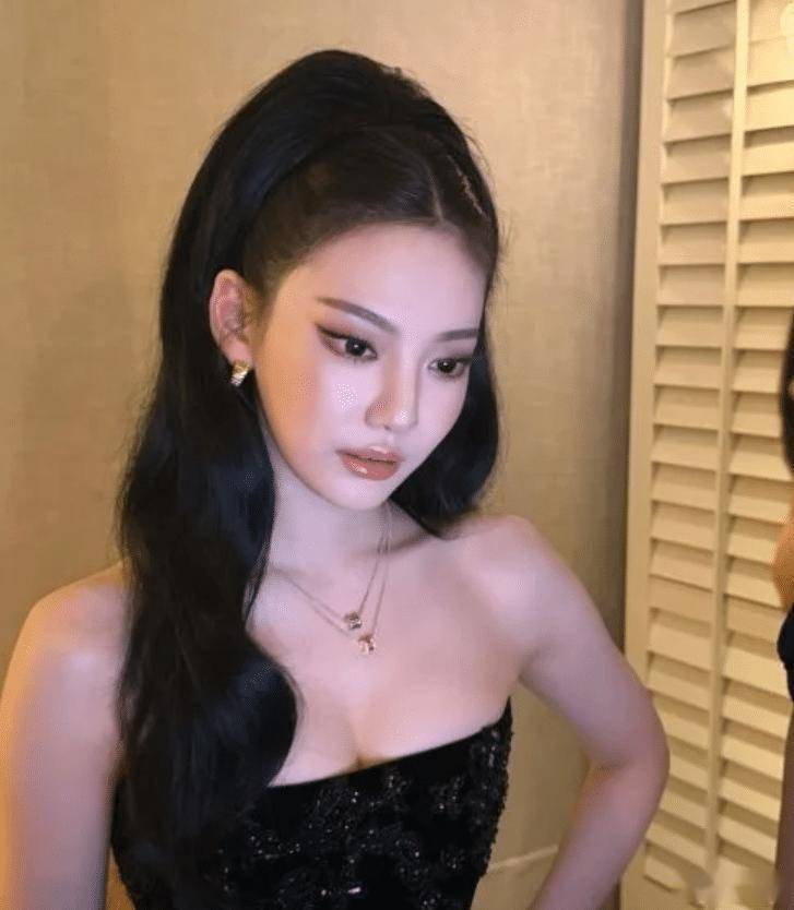 宁艺卓的口碑，宁艺卓作为实力主唱，舞台表现力拉满，双奢代言显时尚认可度，性格爱憎