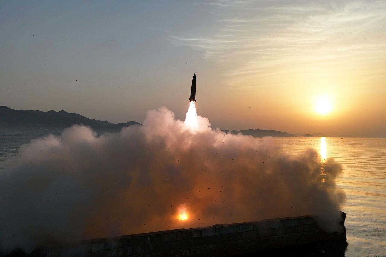 朝鲜人民军导弹总局4月19日进行了经改良带集束弹头的“火星炮-11丁”型地对地战