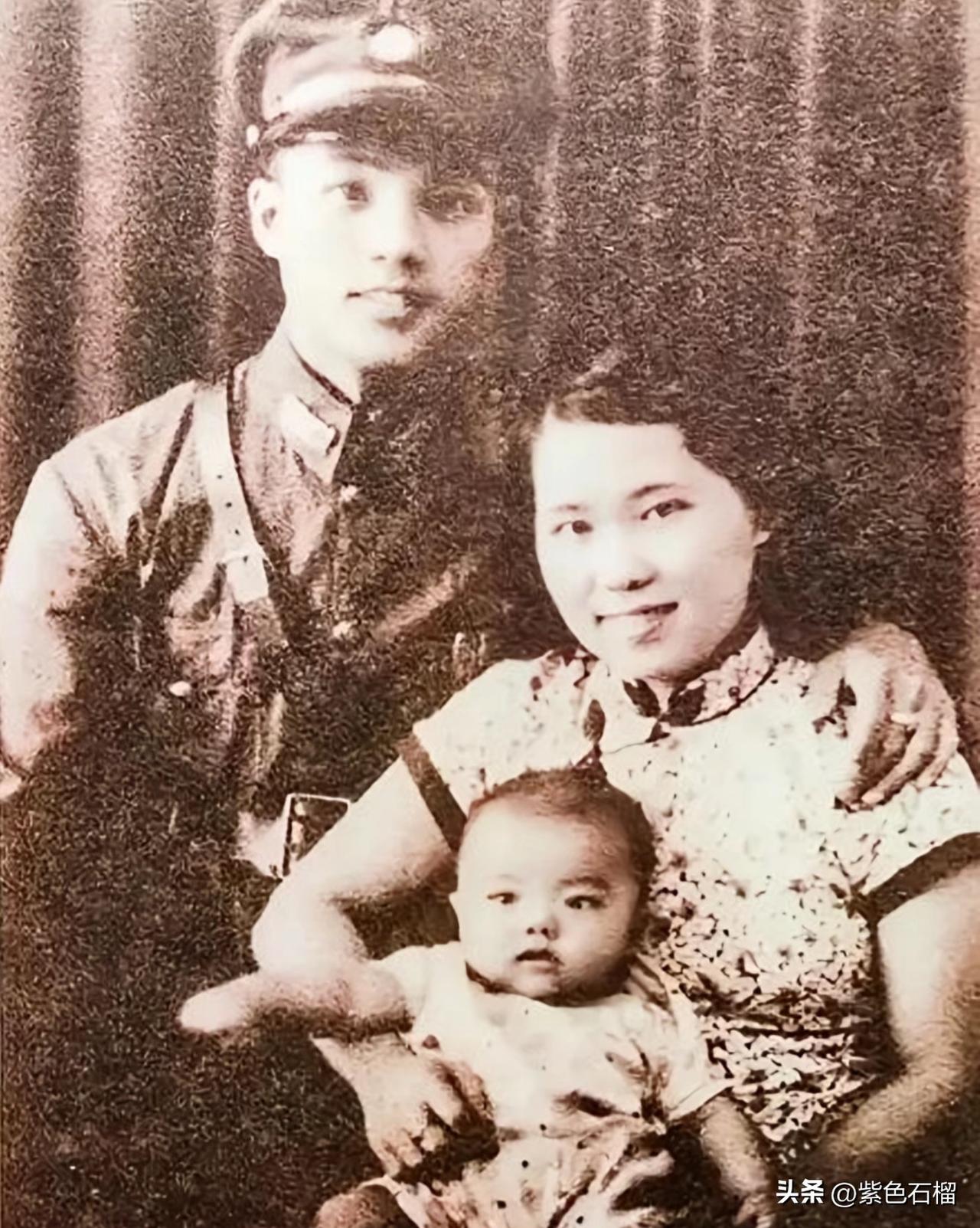 一寸山河一寸血！何信烈士出征前与妻儿的合影，当时儿子何平仅半岁。
     何信