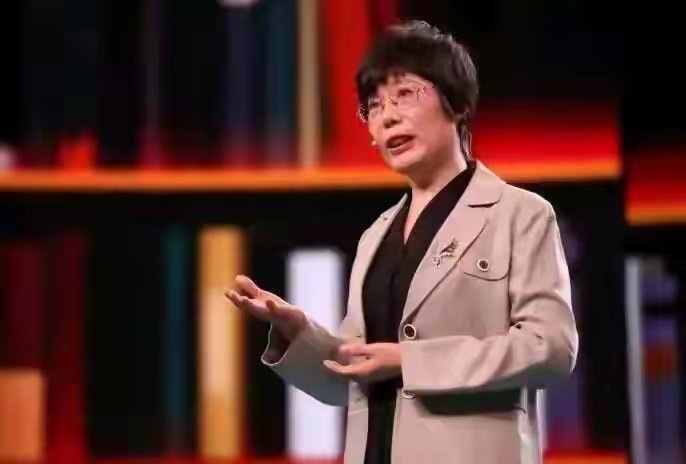 中国女科学家，走上加州国际密码大会，甩出一句话，吓惨美国安全局2004年，一名中