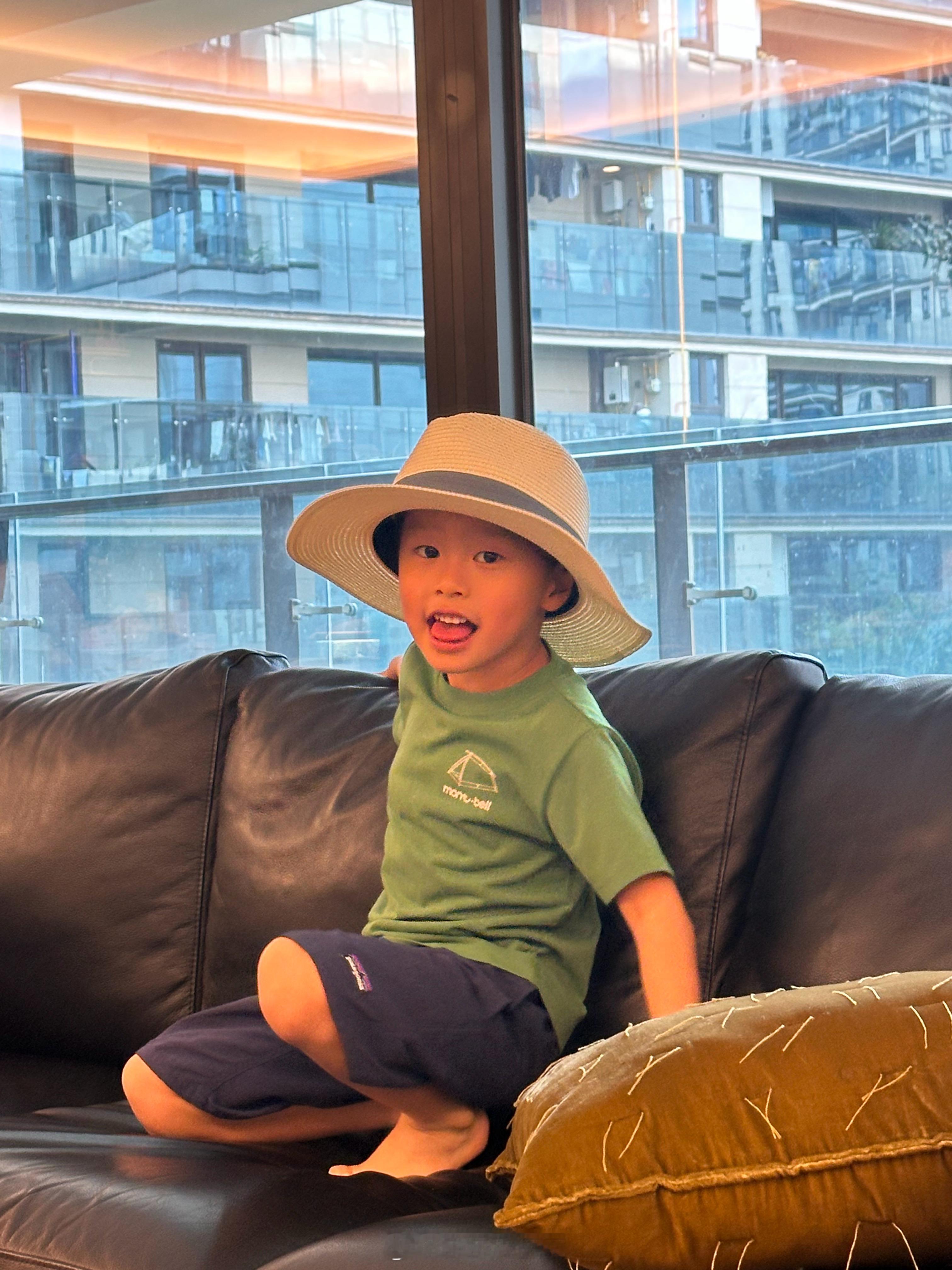 早上骑着电瓶车送肥恩到了幼儿园门口肥恩又开始哭我问他怎么了他说我骑的太快了于是我