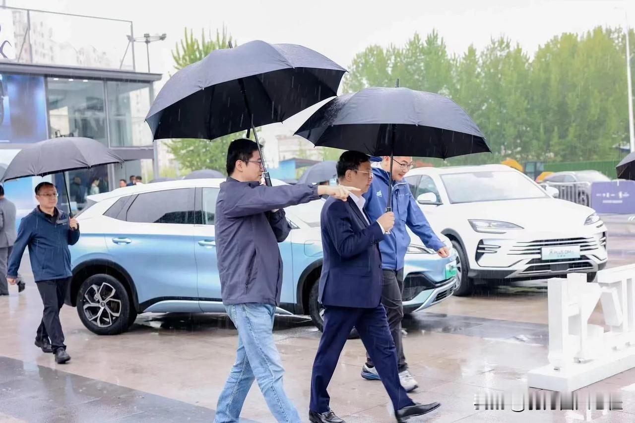 船夫哥真的是闲不下来，周末还出差
上周末，他冒雨前往山东省临沂市平邑县，深入当地