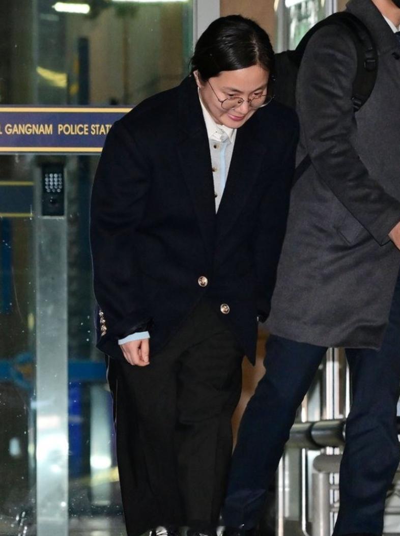 朴娜莱警局接受调查朴娜莱风波后首现身 据韩媒，朴娜莱20日现身首尔江南警察厅，就