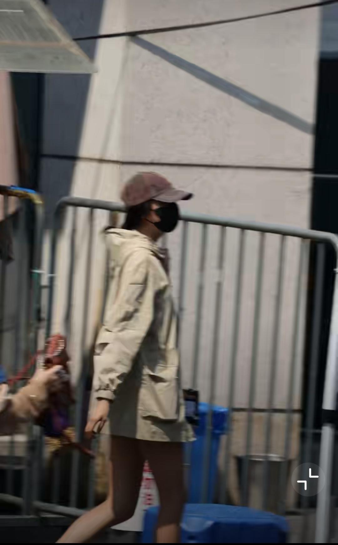家人们！关晓彤最新上班路透也太吸睛了！一现身现场粉丝就围着喊生日快乐，超热闹！