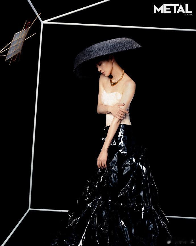 #张钧甯月下爆闪碎钻裙#看张钧甯这身静谧月光裙搭配月下爆闪碎钻，感觉像是从未来穿