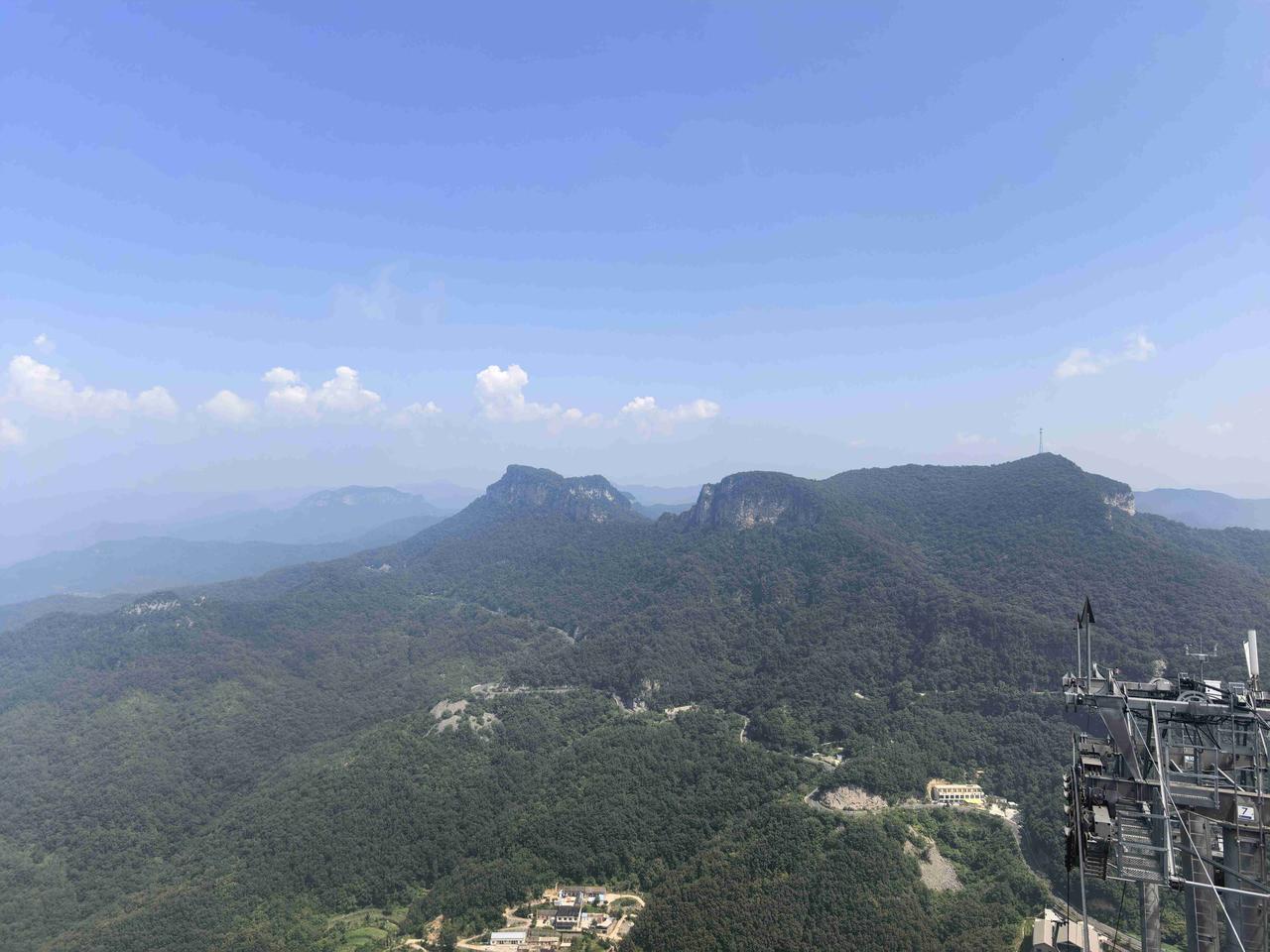 我的今日状态：😁轻松愉快
我这里的天气：☀️晴天 
层峦叠嶂，远山如黛。巍峨的